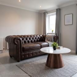 ΚΑΝΑΠΕΣ 2ΘΕΣΙΟΣ T.CHESTERFIELD HM3010.01 ΤΕΧΝΟΔΕΡΜΑ ΣΚΟΥΡΟ ΚΑΦΕ 155x90x73 εκ.